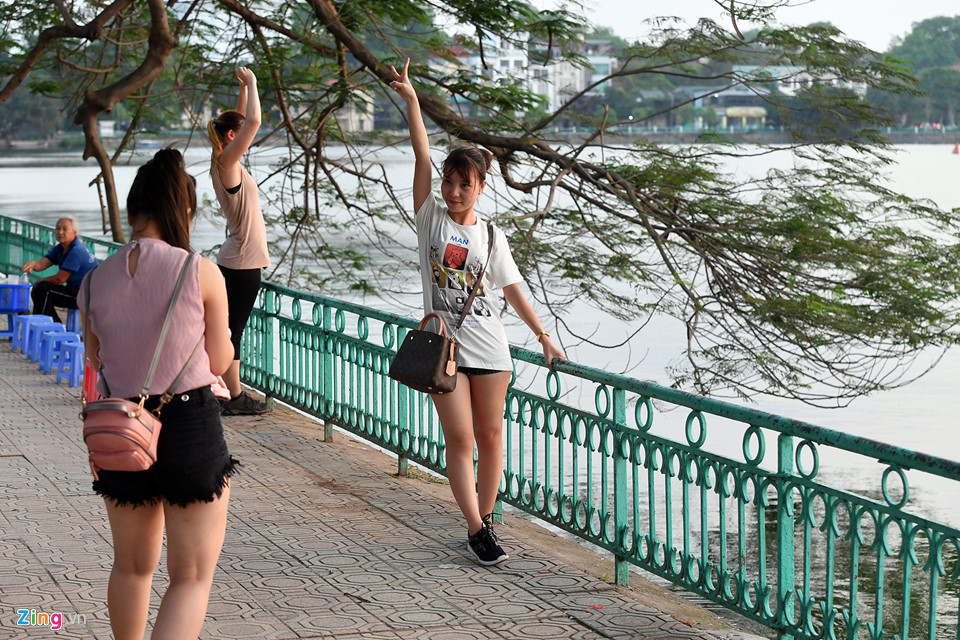 Thời tiết Hà Nội ngày 16/5 khá nóng nhưng bên hồ Tây tại đường Thanh Niên có nhiều gió, thu hút đông đảo bạn trẻ về hóng mát.
