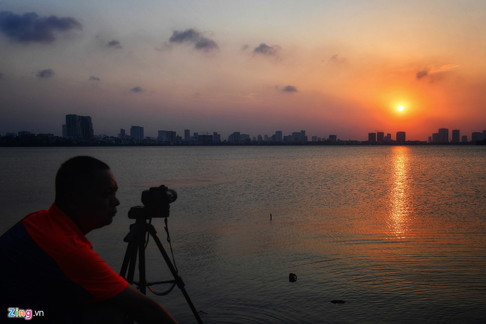 Anh Đạt, nhiếp ảnh gia tự do đi ngang qua thấy cảnh đẹp liền tới ngồi canh mặt trời lặn. Anh cho biết không chủ định trước nên thiếu thiết bị chụp phong cảnh để cho bức hình hoàn hảo hơn.