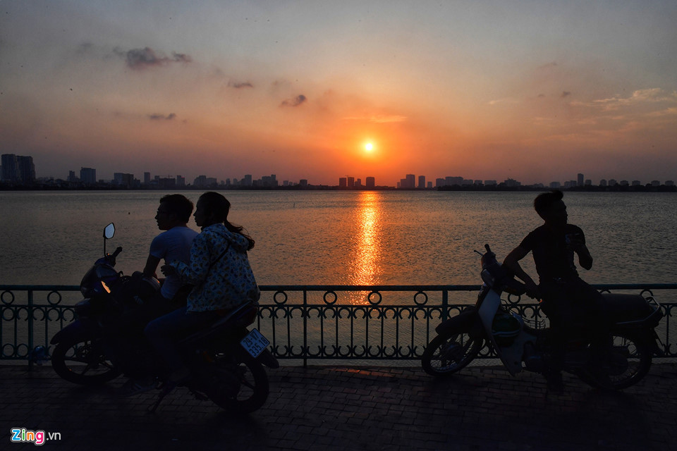 Bên lan can hồ Tây ven đường Thanh Niên hàng chục năm nay nổi tiếng là điểm hẹn hò của các cặp tình nhân. Nhiều đôi hẹn hò sớm ngay từ 18h để được ngắm mặt trời lặn.