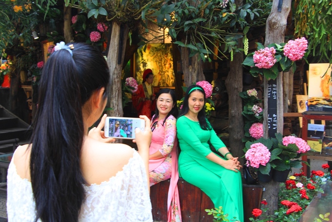 Nhiều phụ nữ ở Huế trong tà áo dài truyền thống đã đến vườn hoa cẩm tú cầu chụp ảnh làm kỷ niệm.