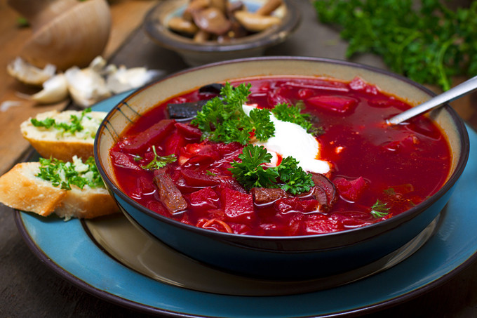 Borcht  Đây là một loại súp nổi tiếng của người Đông Slavic. Tô súp có màu của rượu vang đỏ vì có nhiều củ cải đường. Kể cả khi bạn ghét củ cải đường cũng nên một lần ăn thử borscht với bánh mì pampushkas, phết tỏi bào và những miếng thịt mỡ nhỏ.