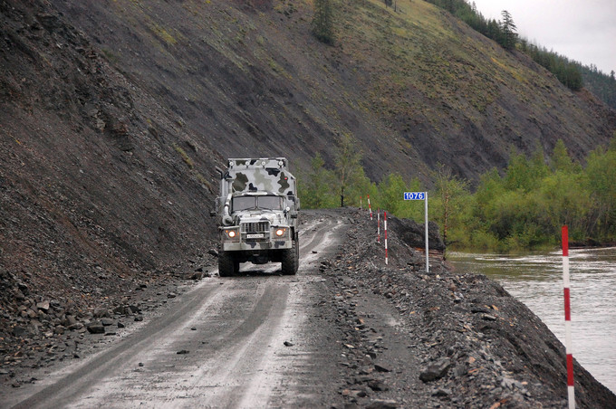 R504 Kolyma  Quốc lộ R504 Kolyma nối giữa hai thành phố Magadan và Yakutsk, kéo dài 2.032 km là một trong những cung đường chính ở vùng Viễn Đông Nga. Dù cho các công nhân xây đường đã rất cố gắng tạo điều kiện an toàn cho con đường, R504 Kolyma vẫn đầy rẫy nguy hiểm. Vô số đá sắc nhọn có thể cứa lốp xe hoặc bụi bặm từ những xe đi trước có thể làm giảm tầm nhìn xe sau.  Cung đường này cũng dễ bị ngập lụt vì nước các con sông gần đó dâng lên làm tê liệt giao thông. Suốt mùa đông, nhiệt độ ở đây giảm xuống tới âm hàng chục độ C.