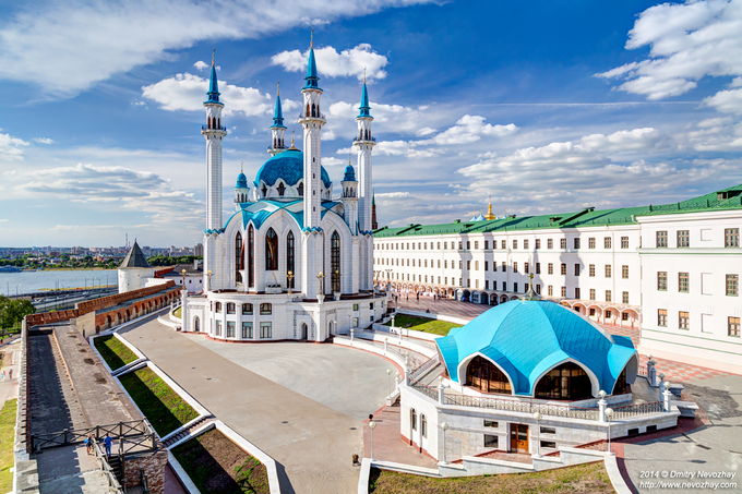 Thăm điện Kremlin Kazan  Đây là một trong những quần thể kiến trúc đẹp nhất của Nga. Điện Kremlin Kazan được du khách yêu thích bởi kiến trúc cổ, mang đậm phong cách văn hóa Tatar và Nga. Nơi đây còn lưu giữ ký ức sống động về các hoàng tử Bulgar, chiến binh Thành Cát Tư Hãn và những Khan (vua, thủ lĩnh) của đế chế Golden Horde. Ảnh: Dmitry Nevozhay.