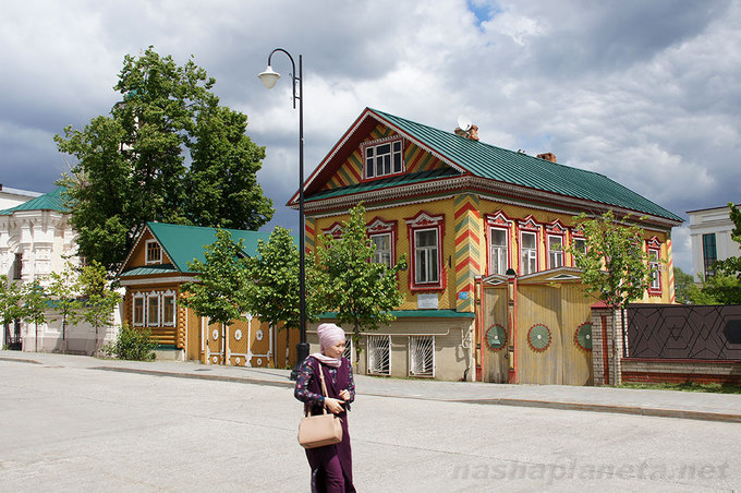 Sắm đồ lưu niệm trên phố cổ Old Tatar  Thị trấn ven bờ sông Volga này là một khu di tích lịch sử của Kazan. Old-Tatar Sloboda vẫn giữ lại những ngôi nhà cổ được sơn phết màu sắc. Bên trong những con phố du khách dễ dàng bắt gặp nhiều cửa hàng thủ công bày bán các món đồ lưu niệm độc đáo. Ảnh: Nashaptaneta.