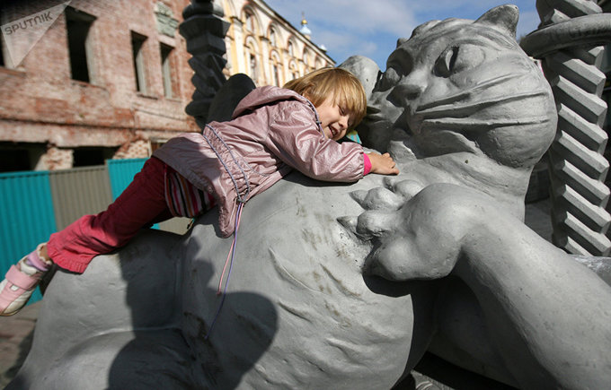 Vuốt ve mèo Kazansky may mắn  Bức tượng mèo Kazansky được dựng ngay trung tâm thành phố Kazan. Đây là nhân vật thường xuất hiện trong các câu chuyện cổ tích địa phương. Theo truyền thuyết, những người vuốt ve chú mèo này sẽ được ban phước lành và gặp may mắn trong tương lai. Ảnh: Maksim Bogodvid.