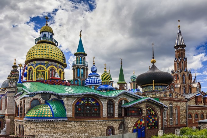 Dạo quanh Nhà thờ của tất cả tôn giáo  Đây là công trình không thể bỏ qua khi đến Kazan. Họa sĩ Ildar Khanov, người sáng tạo nên công trình này, cho rằng tất cả tôn giáo trên thế giới đều cao quý như nhau, do đó không có lý do gì phải tách chúng ra. Ngoài ý nghĩa độc đáo, nhà thờ còn gây ấn tượng mạnh bởi những mảng màu rực rỡ. Ảnh: Sergei Rzhevsky.