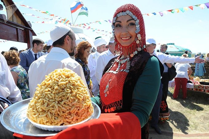 Thưởng thức ẩm thực địa phương  Một số món ăn truyền thống vùng Kazan du khách nên thử là Echpochmak, món bánh nướng với nhân thịt và khoai tây. Món tráng miệng chak-chak làm bằng bột nhào với mật ong địa phương. Ở đây cũng có bánh mì và muối nổi tiếng của nước Nga. Ảnh: Alexander Kondratyuk.