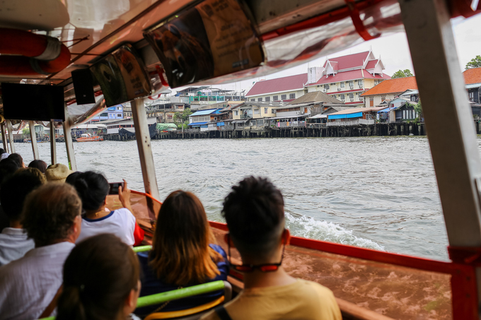 Chỉ khoảng 2,5 baht (khoảng 15.000 đồng mỗi lượt) du khách có thể dễ dàng đi buýt sông tại các bến thuyền để ngắm cảnh dọc hai bên bờ.