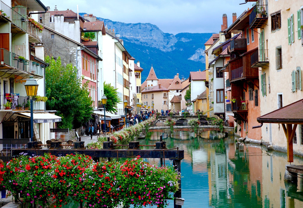 Con kênh chảy dọc Annecy ra hồ lớn với dãy núi Apls bao quanh.