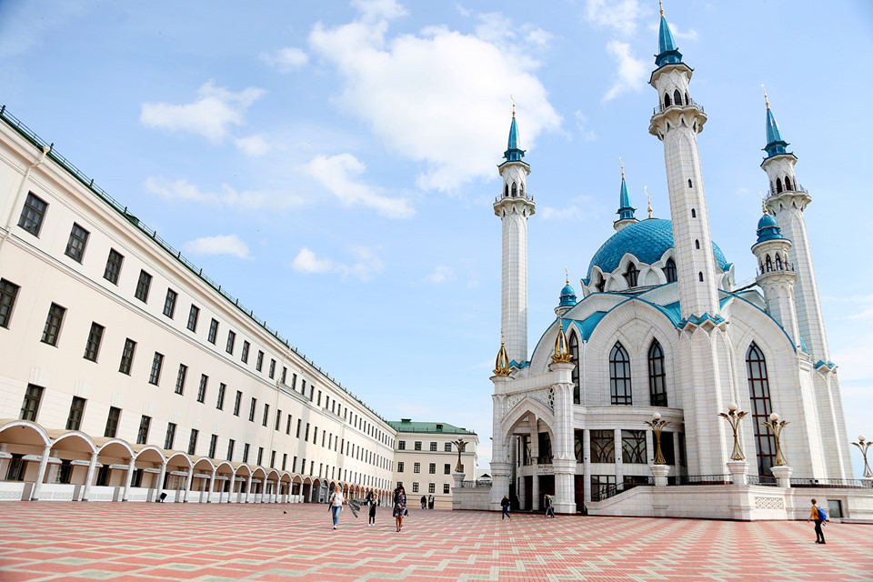 Kazan cũng là nơi giao nhau của hai nền văn hóa Á - Âu, được mệnh danh là "Istanbul bên sông Volga" với các công trình mang đậm dấu ấn văn hóa Hồi giáo. Kul Sharif - nhà thờ Hồi giáo có mái vòm màu xanh ngọc nổi bật, nằm trong Kremlin Kazan - biểu tượng của thành phố - được UNESCO công nhận là di sản văn hóa thế giới, gồm 3 khu: Nhà thờ Hồi giáo, tòa nhà hành chính và đài tưởng niệm. Nơi đây chứa cả kho tàng sách cổ và là nơi thờ phụng đạo Hồi lớn nhất châu Âu.