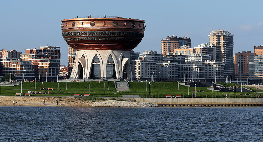 Theo truyền thuyết, tên của thành phố Kazan có nghĩa là "vạc dầu", nên Trung tâm Gia đình bên sông Kazaka trông như một chiếc nồi lớn, tượng trưng cho sự phong phú và khả năng sinh sản. Chỉ mới được xây dựng vào năm 2013, "chiếc nồi" này là nơi đăng ký kết hôn của các cặp vợ chồng mới cưới còn tầng 8 của trung tâm ở độ cao 32 m là nơi lý tưởng nhất để ngắm toàn cảnh thành phố, từ cảnh đêm lung linh ở cung điện Kremlin Kazan đến cảnh hoàng hôn tuyệt đẹp trên sông êm đềm.