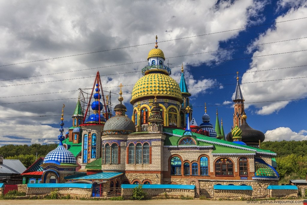 Khu đền của mọi tôn giáo ở Kazan được xem là một công trình "điên rồ" bởi nó là sự kết hợp của một nhà thờ Chính thống Nga, một nhà thờ Hồi giáo và một giáo đường Do Thái. Nó trở thành điểm đến nổi tiếng ở Kazan, chào đón những người có tín ngưỡng khác nhau, đồng thời khơi gợi sự tò mò đối với kẻ ngoại đạo.