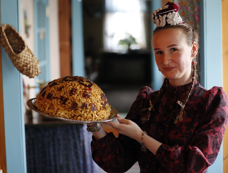 Cuối cùng, đừng quên thưởng thức món chak-chak, một món ăn truyền thống của người Tatar và Bashkir được làm từ bột mì, muối và mật ong. Ngoài ra, các món ăn địa phương như echpochmak, smetannik, peremyach, bokkan, baursak... trong nhà hàng ở số 64 đường Bauman sẽ cho bạn cảm nhận chút không khí thời Liên Xô cũ.