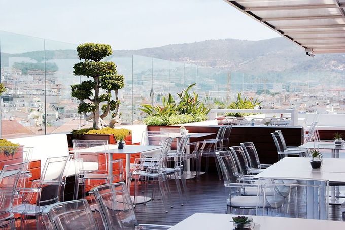 Ngay sát bể bơi là nhà hàng cùng Sky Bar trên nóc khách sạn có view ra biển và núi. Thực đơn của nhà hàng mang phong vị ẩm thực Địa Trung Hải, sử dụng nguyên liệu tươi sống theo mùa từ địa phương. Nhà hàng mở cửa hàng ngày cho cả khách và người ngoài.