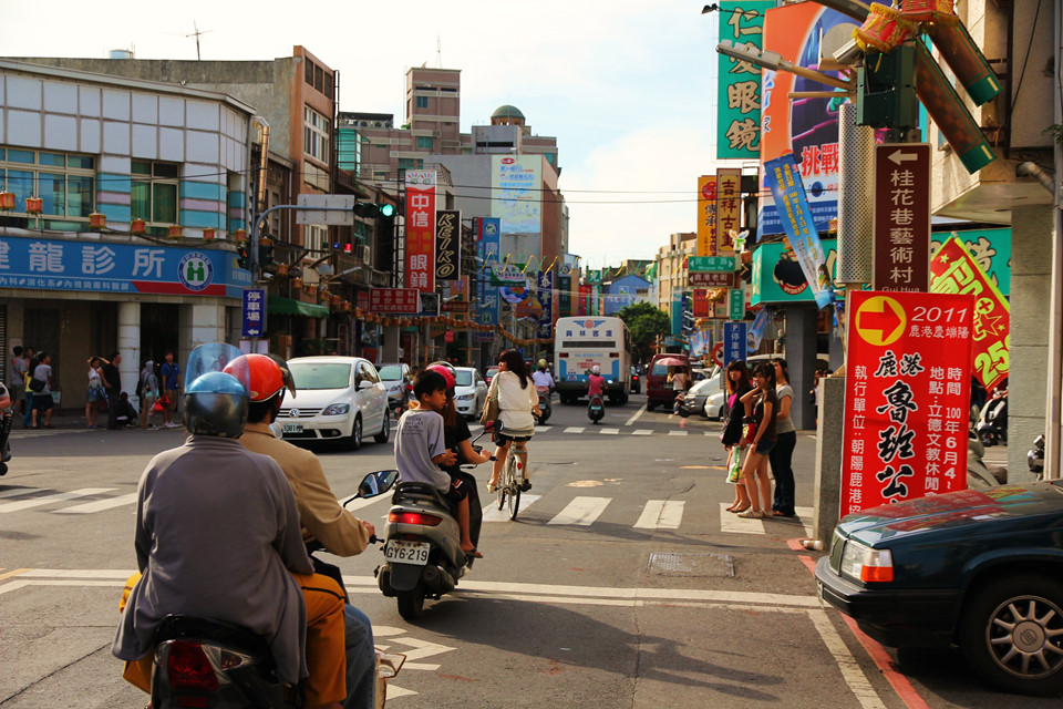 Các con đường tại Lộc Cảng chủ yếu không có vỉa hè. Phương tiện phổ biến nhất tại đây là xe máy.