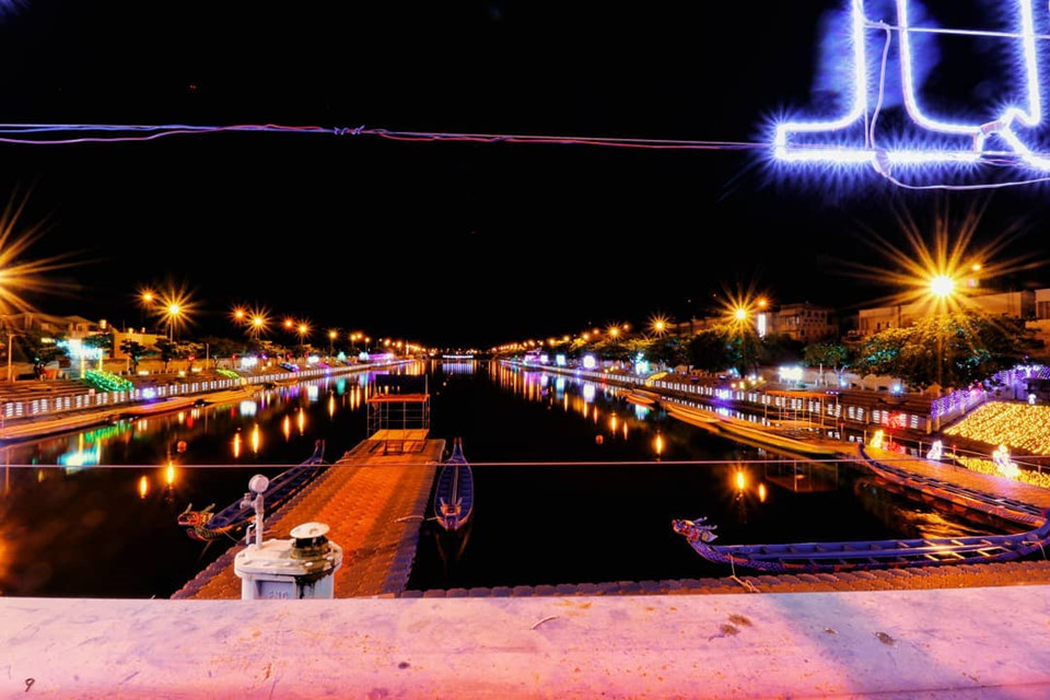 Ngoài khu phố cổ, du khách có thể đến cầu cảng ven sông ngắm cảnh.