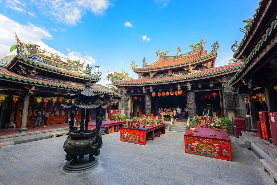 Chùa Long Sơn được xây từ thời kỳ nhà Minh sở hữu nhiều biểu tượng văn hóa như cá âm dương, rồng và voi. Ngôi chùa rộng khoảng 890 m2 và là nơi thờ Quan Thế Âm Bồ Tát.