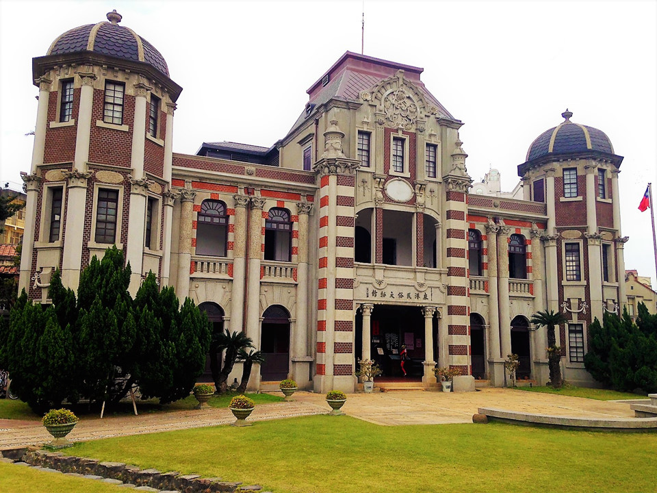 Được xây dựng vào năm 1973, Bảo tàng Nghệ thuật Dân gian Lộc Cảng là nơi bảo tồn và trưng bày di sản văn hóa phong phú của địa phương. Đây là một dinh thự cũ theo phong cách Phúc Kiến cuối thế kỷ 18.