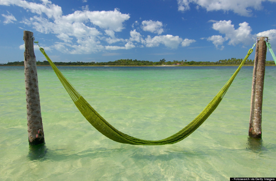 Những chiếc võng được đặt trên nước biển xanh trong vắt là nơi chụp ảnh đắt giá tạo nên khung hình đẹp như mơ.