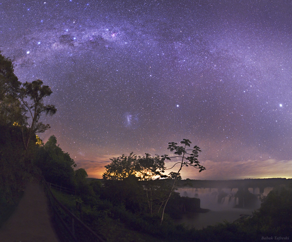 Ban đêm, bầu trời nơi đây đẹp đến khó tin. Dải ngân hà chiếu sáng giữa hàng vạn vì sao đêm khiến vẻ đẹp của thác Iguazu thêm bí ẩn. Một bức ảnh được chụp vào một ngày tháng 5/2010 mô tả đêm đầy sao ở rừng mưa nhiệt đới, gần thác nước Iguazu với màu trời hồng tím tráng lệ. Leo lên đỉnh thác ngắm sao vào ban đêm thực sự là một trải nghiệm không thể bỏ qua trong cuộc đời.