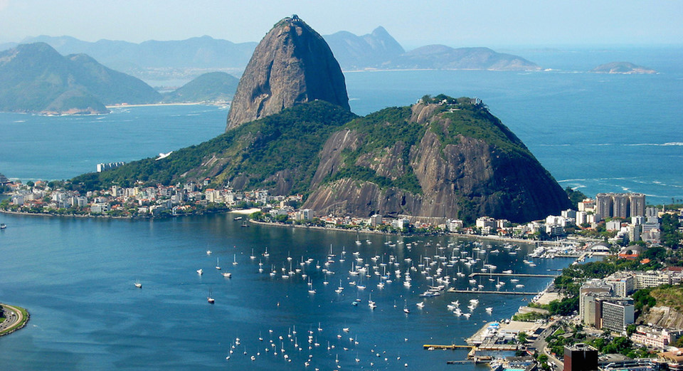 Từ đây, du khách có thể chiêm ngưỡng toàn cảnh thành phố Rio de Janero bên bờ biển Copacabana và đỉnh Pao de Acucar. Dành thời gian ngắm nhìn khung cảnh ấy trong chiều hoàng hôn chắc chắn là khoảnh khắc đáng nhớ cho bất kỳ ai.