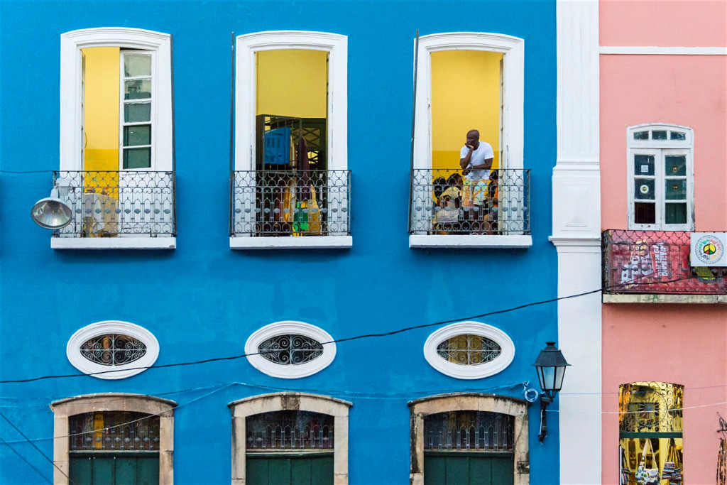 Thật dễ hình dung vì sao thành phố Salvador (thuộc bang Bahia, phía đông bắc Brazil) được đặt tên là mảnh đất hạnh phúc. Nét đặc trưng của nơi đây là những ngôi nhà được xây sát nhau nhiều màu sắc. Đây cũng là địa điểm tổ chức các lễ hội Carnival sôi động bậc nhất thế giới.