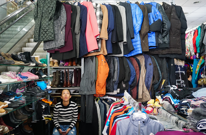 Anh Vũ Ánh Dương (ban quản lý chợ Nga) cho biết, toàn khu chợ bán chủ yếu áo ấm sản xuất tại Việt Nam. Sản phẩm dành cho thị trường hàn đới như Nga, châu Âu, châu Mỹ và một số nước Đông Á như Hàn Quốc, Nhật Bản...