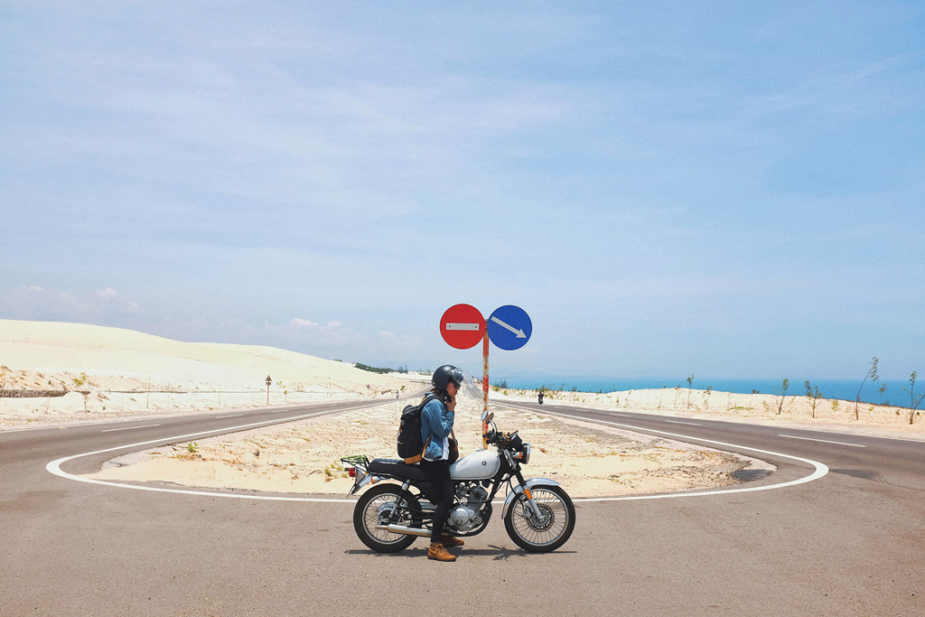 Bức ảnh Yến chụp bằng máy ảnh, sử dụng Tripod ở con đường xuyên sa mạc, Bàu Trắng, Bình Thuận.