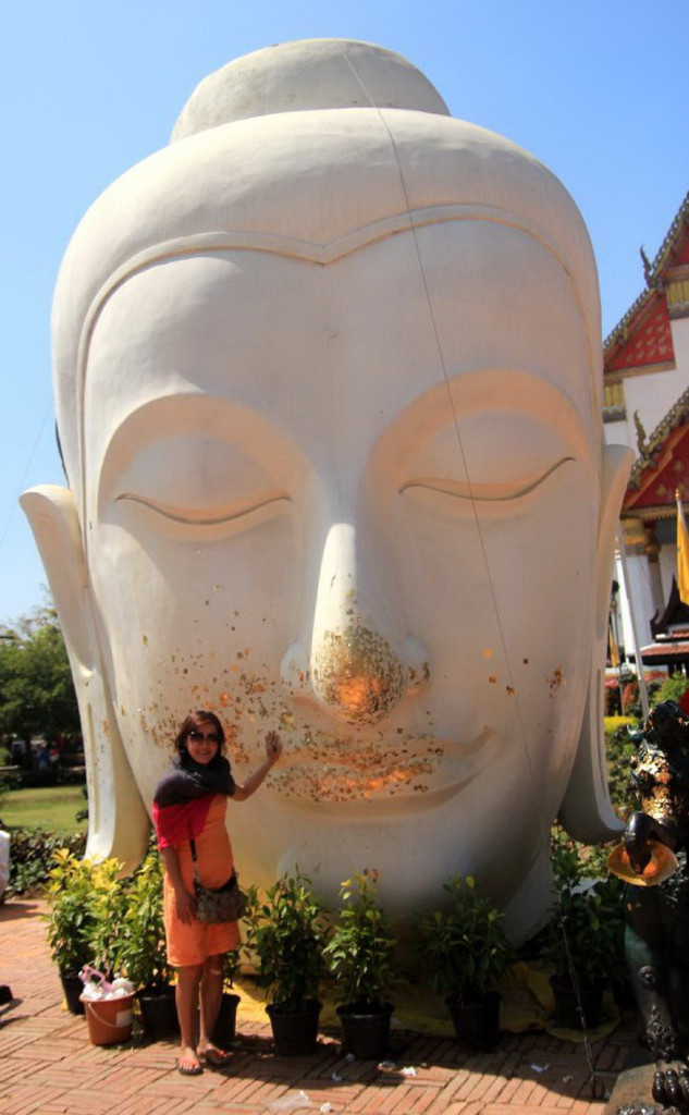 Người dân Thái Lan tin rằng khi dán những tấm vàng lên mặt tượng Phật sẽ gặp nhiều may mắn. Ảnh: Dương Quán Hạ