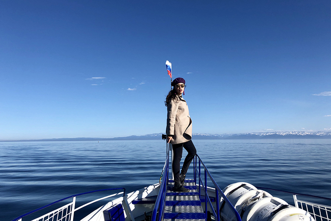 "Câu truyện về hồ Baikal, về rừng Taiga cứ miên man theo con thuyền rẽ nước đưa chúng tôi đi tham quan", Trang kể. Hai bên rừng cây rậm rạp, những vách núi đá sừng sững, mặt nước mênh mang xanh thẫm khiến cô có cảm giác như đang trong những câu truyện cổ tích Bắc Âu.