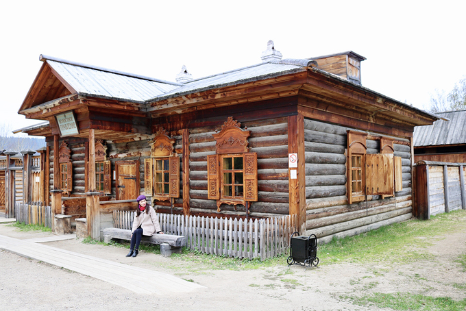 Sau khi chơi ở hồ Baikal, Huyền Trang còn ghé thăm Bảo tàng Kiến trúc bằng gỗ và Dân tộc học Taltsy. Bảo tàng này được thành lập vào năm 1966, mở cửa đón khách vào tháng 7/1980 và từ đó trở thành điểm dừng chân nổi tiếng trên đường đến hồ Baikal. Taltsy được đánh giá là một bảo tàng ngoài trời độc đáo, cho phép du khách đi bộ quanh 40 di tích kiến trúc lịch sử và hơn 8.000 triển lãm khác, nơi mà bạn có thể tìm hiểu cuộc sống của người Seberia qua nhiều thế kỷ.