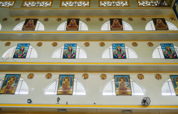 Xung quanh nội điện có nhiều ô cửa sổ trông như những đám mây trắng, mỗi ô lại treo một bức tranh đức Phật. Cạnh cửa sổ là những ô cửa thông gió có hình chữ “Phật”.