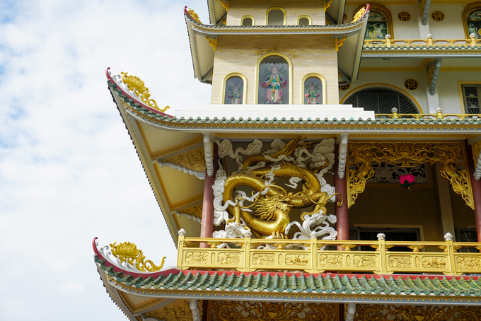 Bên ngoài, mỗi góc chánh điện lại được bài trí các tượng Phật, Quan thế âm, thần Hộ Pháp, rồng... Hình ảnh hoa sen cách điệu được trang trí ở rất nhiều nơi trong chùa.