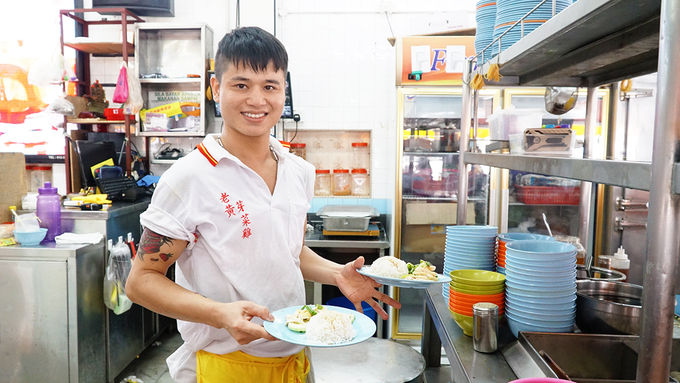 Đội ngũ nhân viên ở nhà hàng có hơn chục người, thao tác nhanh nhẹn và tận tình. Trong hình là Thành Đạo, người Việt đã làm việc tại đây hơn 4 năm. 
