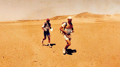 Khi được giải cứu, điều khiến Mauro thất vọng nhất chính là đã không hoàn thành được cuộc chạy marathon. Bức ảnh trên được chụp trên sa mạc Sahara, khi anh tham gia vào cuộc thi chạy năm 1994, sau Mauro là vận động viên Italy Mario Malerb. Ảnh: BBC.