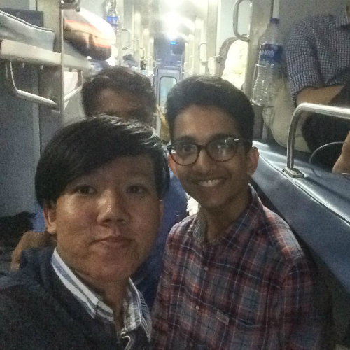 Khoa và cậu bé Manas 15 tuổi (phải) đã nhường chỗ trên tàu từ Agra đến Varanasi.