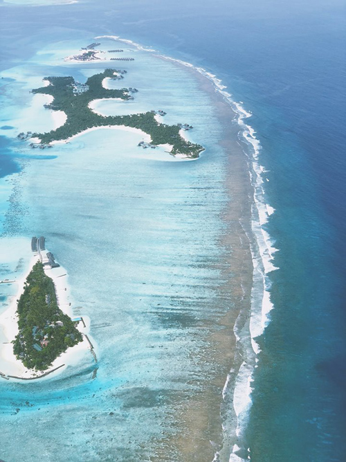 "Lựa tới lựa lui một hồi, chốt lại Vinh chọn theo tiêu chí mình muốn, dành cho người đi lần đầu và tự túc. Đó là resort Soneva Jani vì Vinh lỡ dính "bùa yêu" khi thấy tấm hình cầu trượt, trượt thẳng từ phòng xuống biển. Sau đó là trải nghiệm thuỷ phi cơ ngắm đất nước Maldives từ trên mây, chọn căn phòng ngắm hoàng hôn. Tuy là tên tuổi mới nhưng nơi này được đánh giá cao, luôn luôn nằm trong top các resort sang trọng và đắt đỏ nhất ở Maldives", chàng hoàng tử sơn ca chia sẻ về quyết định chuyến đi hồi tháng 5 của mình.