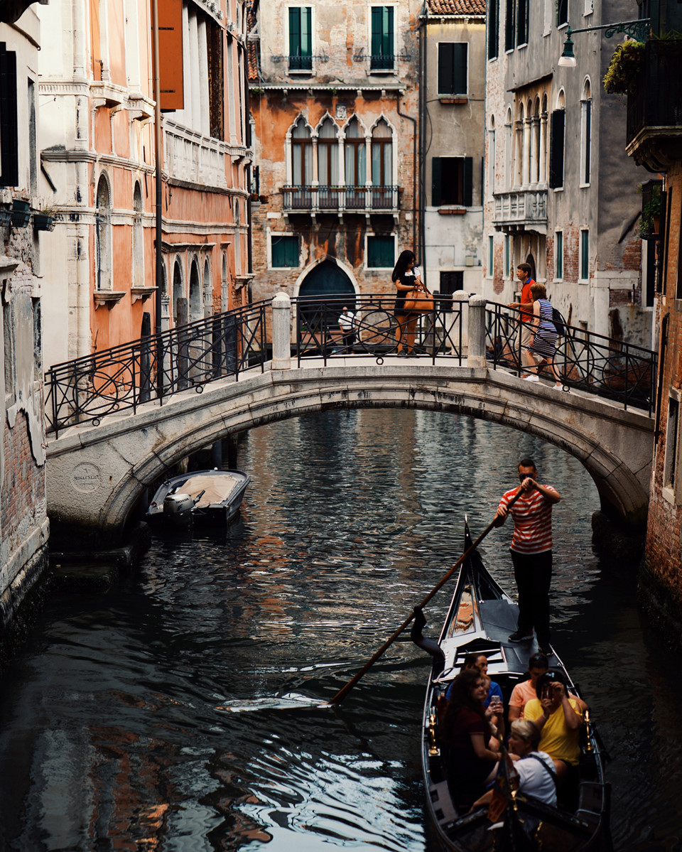 Trung tâm thành phố Venice là tập hợp những hòn đảo nhỏ nối với đất liền bởi chiếc cầu nhân tạo bắc qua biển. Phương tiện đi lại chủ yếu là water bus. Ngoài ra, một phương tiện tạo lên nét đặc trưng của Venice là thuyền gondola với những người lái thuyền vừa lái vừa hát.