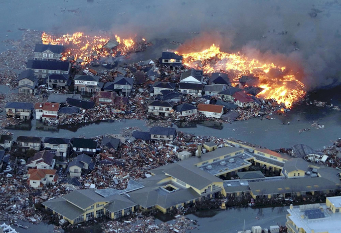 1.500 trận động đất mỗi năm  Nhật Bản có khoảng 200 ngọn núi lửa đang hoạt động. Trung bình, mỗi năm đất nước mặt trời mọc phải hứng chịu khoảng 1.500 trận động đất lớn nhỏ. Tohoku 2011 là trận động đất lớn thứ 4 trên thế giới, khiến khoảng 29.000 người tử vong. Ảnh: KBKW.