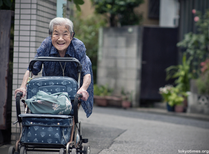 Tuổi thọ trung bình cao nhất thế giới  Nhật Bản thuộc top những quốc gia có tuổi thọ cao nhất thế giới, độ tuổi trung bình khoảng 83,8 tuổi. Nghiên cứu mới đây của Đại học Tokyo cho thấy tuổi thọ của người Nhật cũng đang có xu hướng tăng cao. Tuy nhiên xứ sở hoa anh đào cũng đang phải đối mặt với vấn đề già hóa dân số. Ảnh: Tokyotimes.