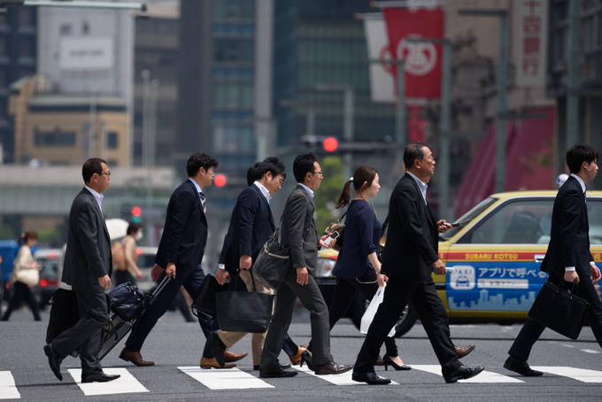 Lao động chăm chỉ nhất thế giới  Người Nhật luôn nằm nhóm những quốc gia chăm chỉ nhất thế giới. Họ cũng đang phải đối mặt với vấn nạn "Karoshi". Trong tiếng Nhật, Karoshi có nghĩa “chết vì làm việc quá sức”. Theo Bộ Lao động Nhật Bản, con số này đã đăng kỷ lục vào năm 2015 với 2.310 trường hợp. Ảnh: Japan Times.