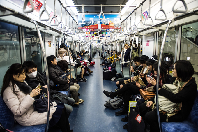 Tàu điện đúng giờ nhất thế giới  Hệ thống tàu điện ngầm của Nhật Bản khiến du khách kinh ngạc với độ chính xác lên đến từng giây. Thống kê do JR Tokai, Công ty Quản lý tàu cao tốc Tokaido Shinkansen công bố, mỗi năm tàu Shinkansen chỉ trễ khoảng 54 giây. Thời gian trễ trung bình chỉ khoảng 18 giây. Ảnh: Tokyo Subway.