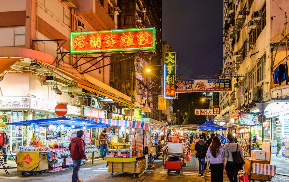 Chợ phố Temple: Chợ phố Temple là khu chợ đêm nổi tiếng của Hong Kong. Tại đây có hơn 100 gian hàng với nhiều mặt hàng đa dạng từ đồ ăn, đồ điện tử đến quần áo và các món quà lưu niệm. Ngoài ra, chợ phố Temple còn là khu chợ đêm Hong Kong duy trì lâu đời nhất loại hình nghệ thuật truyền thống biểu diễn dân ca, kinh kịch. Ảnh: Jzgreentown.