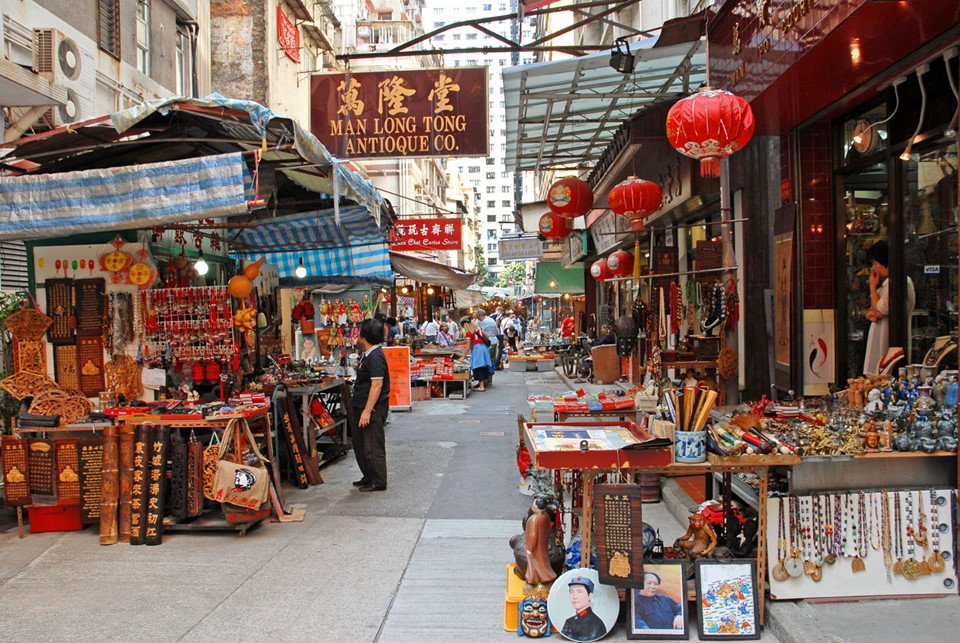 Chợ phố Cat: Nằm trên đường Lascar Row, phố Cat là khu chợ đồ cổ đặc biệt ở Hong Kong, nơi du khách không thể biết trước rằng mình sẽ tìm thấy gì tại các cửa hàng. Đến chợ phố Cat, du khách có thể tìm thấy các món đồ cổ hay đồ lưu niệm độc đáo như nữ trang, đồ gốm sứ cổ, thư pháp, đồ thủ công mỹ nghệ hay những miếng ngọc bích được chạm khắc tinh xảo. Ảnh: Businesszeal.