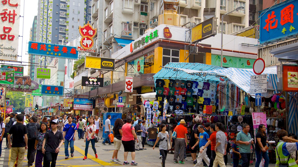 Chợ Quý Bà: Chợ Quý Bà là khu chợ nhộn nhịp và nổi tiếng hàng đầu ở Hong Kong, bày bán nhiều mặt hàng giá rẻ như sản phẩm làm đẹp, đồ dệt kim, quần áo hay đồ chơi, đồ điện tử. Bên cạnh đó, sau khi mua sắm tại các quầy hàng, du khách đến đây còn có thể thưởng thức các món ăn vặt hấp dẫn như bánh cá, bánh bao hay thịt xiên. Ảnh: Expedia.