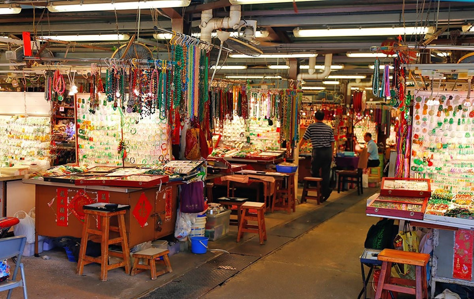 Chợ Ngọc Bích: Đúng như tên gọi, khu chợ này là nơi du khách có thể tìm kiếm một loạt các sản phẩm được chế tác từ ngọc bích, biểu tượng của tuổi thọ, tài sản và thịnh vượng trong văn hóa Trung Quốc. Khu chợ này có khoảng 450 gian hàng bày bán các loại trang sức, đồ lưu niệm, trang trí được chế tác từ ngọc bích với giá cả khác nhau tùy theo chất lượng của ngọc. Ảnh: Asiawebdirect. 10 khu chợ đường phố nổi tiếng ở Hong Kong