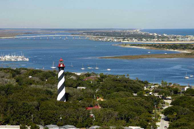 Hải đăng St. Augustine, Florida, Mỹ  Hải đăng St. Augustine được xây dựng trên đảo Anastasia và hoàn thành vào năm 1874. Năm 1981, nó được công nhận là Địa danh Lịch sử Quốc gia. Nó được mở cửa cho du khách vào năm 1994, trở thành Bảo tàng và Hải đăng St. Augustine.  Ảnh: Marinas.