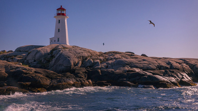Hải đăng Peggys Point Lighthouse, Canada  Có lẽ ngọn hải đăng nổi tiếng nhất Canada chính là Peggys Point, được thắp sáng vào năm 1915. Nó đánh dấu lối vào phía đông của Vịnh St. Margarets và là một trong những điểm thu hút khách du lịch nổi tiếng ở Nova Scotia. Nơi này phải đóng cửa vào năm 2009 do lo ngại rêu mốc có thể gây hại cho sức khỏe người dân.  Ảnh: Malcolm Carlaw.