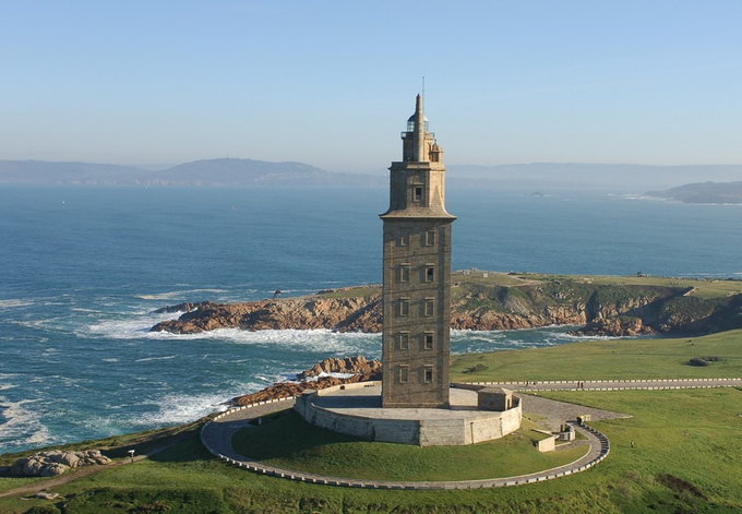 Tháp Hercules, Tây Ban Nha  Hercules là ngọn hải đăng lâu đời nhất trên thế giới được xây dựng vào khoảng thế kỷ thứ 2, nằm ở phía tây bắc Tây Ban Nha, bên ngoài thành phố Corunna. Nó được xây dựng theo kiến trúc La Mã cổ đại.  Ngày nay, tháp Hercules trở thành Bảo tàng Quốc gia của Tây Ban Nha và năm 2009, nó được UNESCO công nhận là Di sản Thế giới.  Ảnh: Reddit.