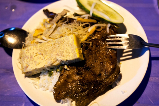 Cơm tấm ma - đường Đinh Tiên Hoàng, quận Bình Thạnh (16h - 4h) Quán có tên khác nhưng người dân quen gọi là cơm tấm ma do mở cửa muộn, Đây là địa chỉ ăn đêm khá quen thuộc của người Sài Gòn, đặc biệt là dân lao động đi làm về muộn. Quán không chỉ hút khách nhờ cái tên độc đáo, mà còn ở chất lượng món ăn. Sườn nướng chín vừa, thơm phức cả con hẻm và chả luôn được giữ nóng, mềm và ngậy. Giá một phần ăn dao động từ 30.000 đến 45.000 đồng một đĩa. Cơm tấm ma - đường Đinh Tiên Hoàng, quận Bình Thạnh (16h - 4h) Quán có tên khác nhưng người dân quen gọi là cơm tấm ma do mở cửa muộn, Đây là địa chỉ ăn đêm khá quen thuộc của người Sài Gòn, đặc biệt là dân lao động đi làm về muộn. Quán không chỉ hút khách nhờ cái tên độc đáo, mà còn ở chất lượng món ăn. Sườn nướng chín vừa, thơm phức cả con hẻm và chả luôn được giữ nóng, mềm và ngậy. Giá một phần ăn dao động từ 30.000 đến 45.000 đồng một đĩa.